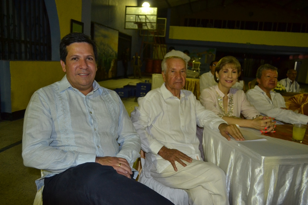 El alcalde de Neiva junto al exrector de la Universidad Surcolombiana Ricardo Mosquera y otros acompañantes.